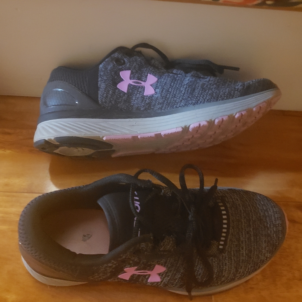 Under armour youth shoes size 4